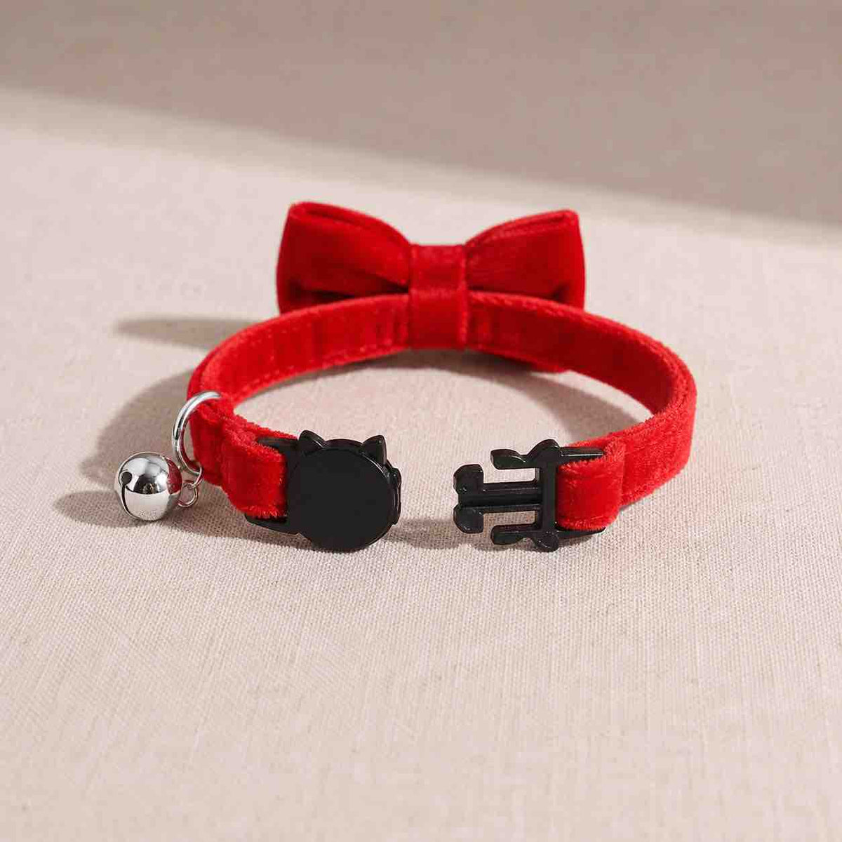 le fermoir ouvert d'un noeud papillon rouge anti-étranglement pour chat