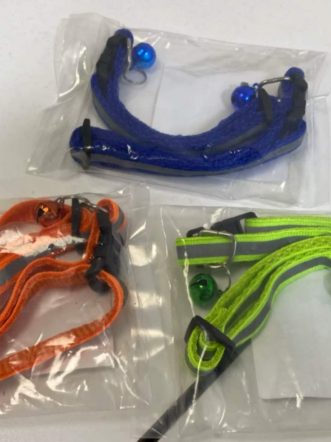 Six colliers pour chats réfléchissants avec une clochette détachables dans leur emballage en plastique