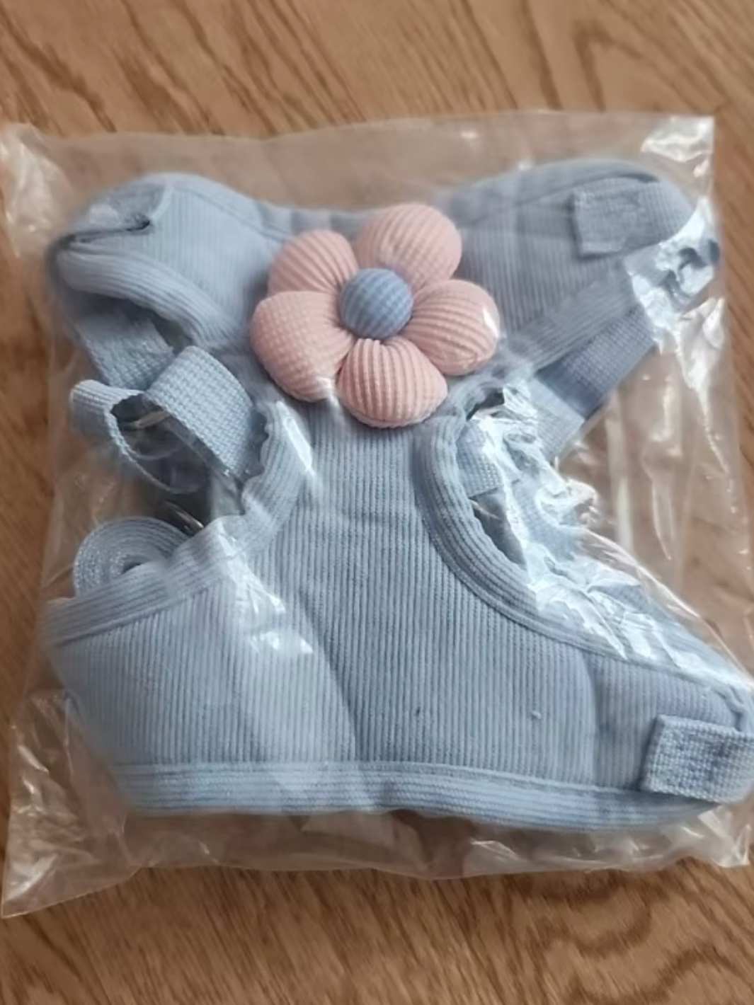 Un collier vert pour chat avec une fleur et une clochette amovible